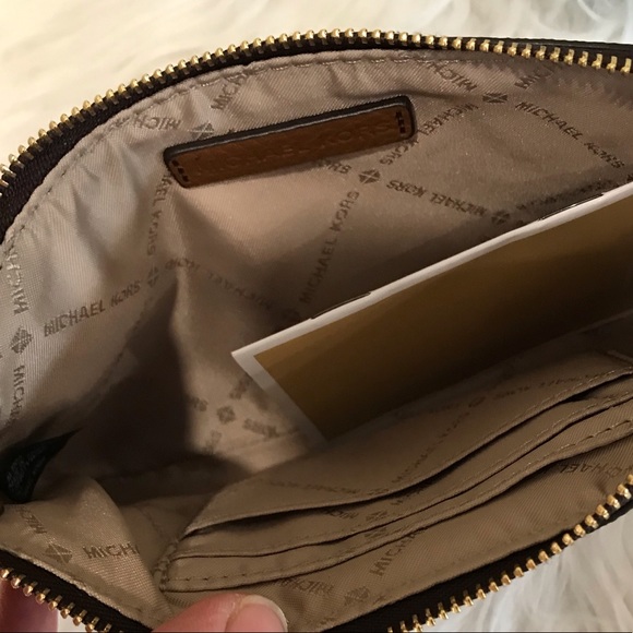 Final sale ✨Michael Kors Large Jet set wristlet - Picture 6 of 8